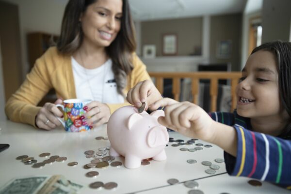 During holidays, methods for giving children cash and show individual accounting